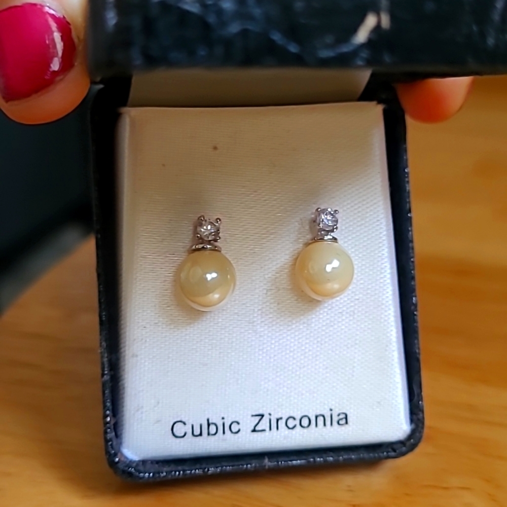 Cream colored Pearl Earrings
